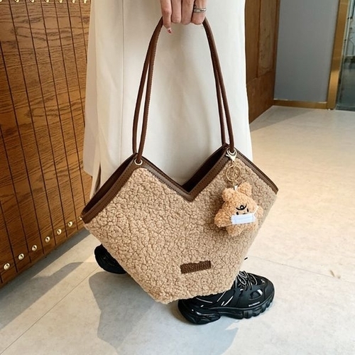 무드무드 퀴니아 양털 숄더백_P332812558