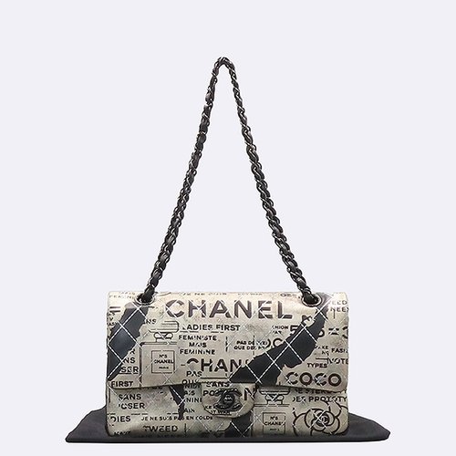 [중고] [샤넬]고이비토 중고명품 A01112 리미티드 에디션 NEWSPAPER(뉴스페이퍼) 패턴 블랙 체인 플랩 숄더백